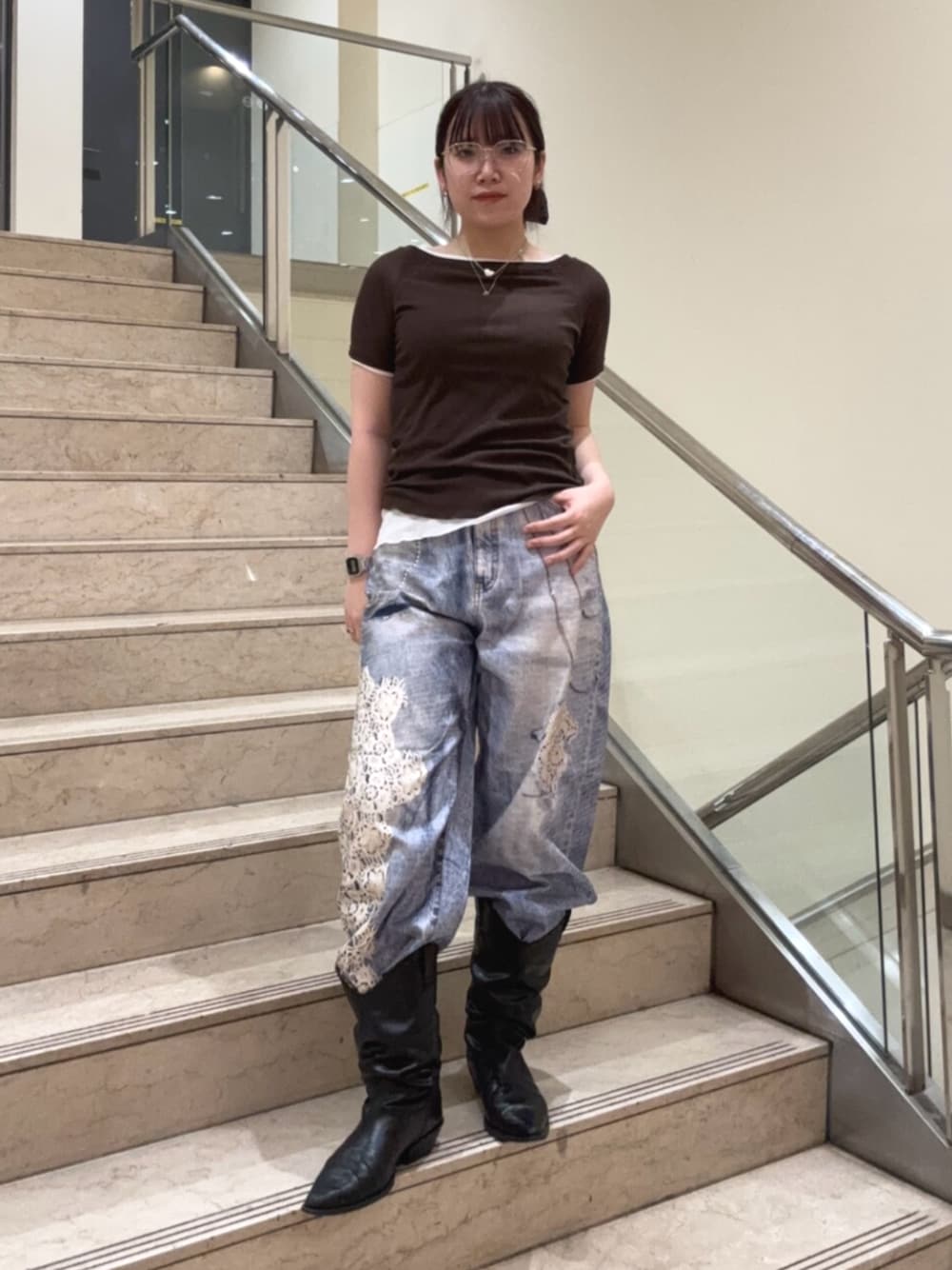 ブラック系のブーツ、ブルー系のデニムパンツ、ブラウン系のTシャツ/カットソーを着用したレディースの夏コーディネートの1枚目の写真