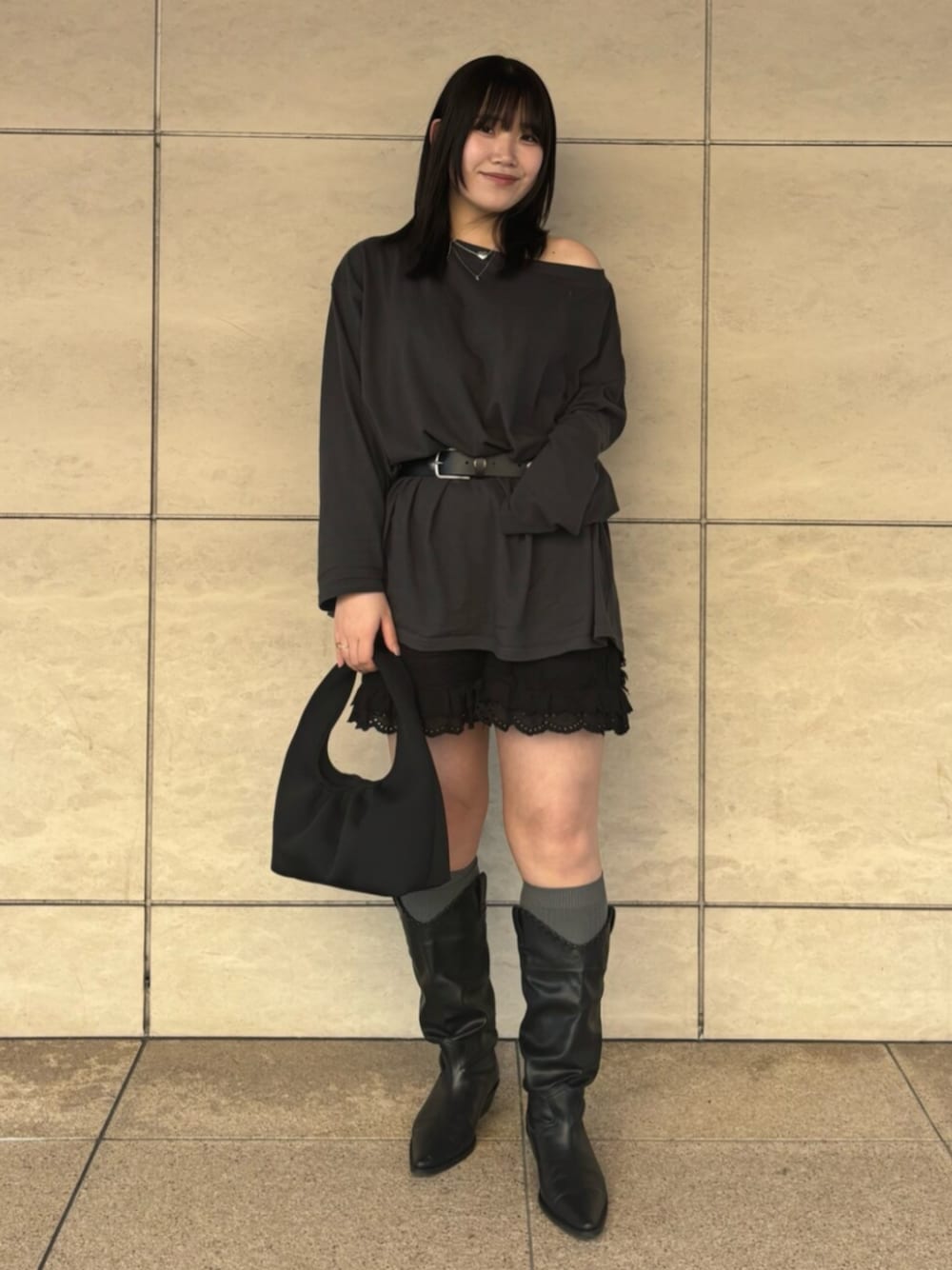 グレー系のTシャツ/カットソー、ブラック系のその他パンツ、ブラック系のブーツを着用したレディースの春コーディネートの1枚目の写真