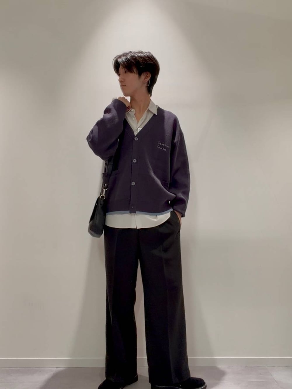 グレー系のカーディガン/ボレロ、その他のその他シューズ、ベージュ系のシャツ/ブラウスを着用したメンズの秋コーディネートの1枚目の写真