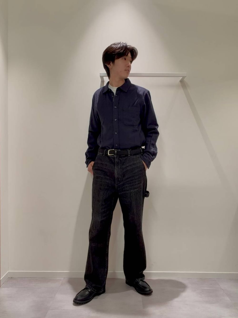 グレー系のその他シューズ、その他のデニムパンツ、ホワイト系のスウェットを着用したメンズの秋コーディネートの1枚目の写真