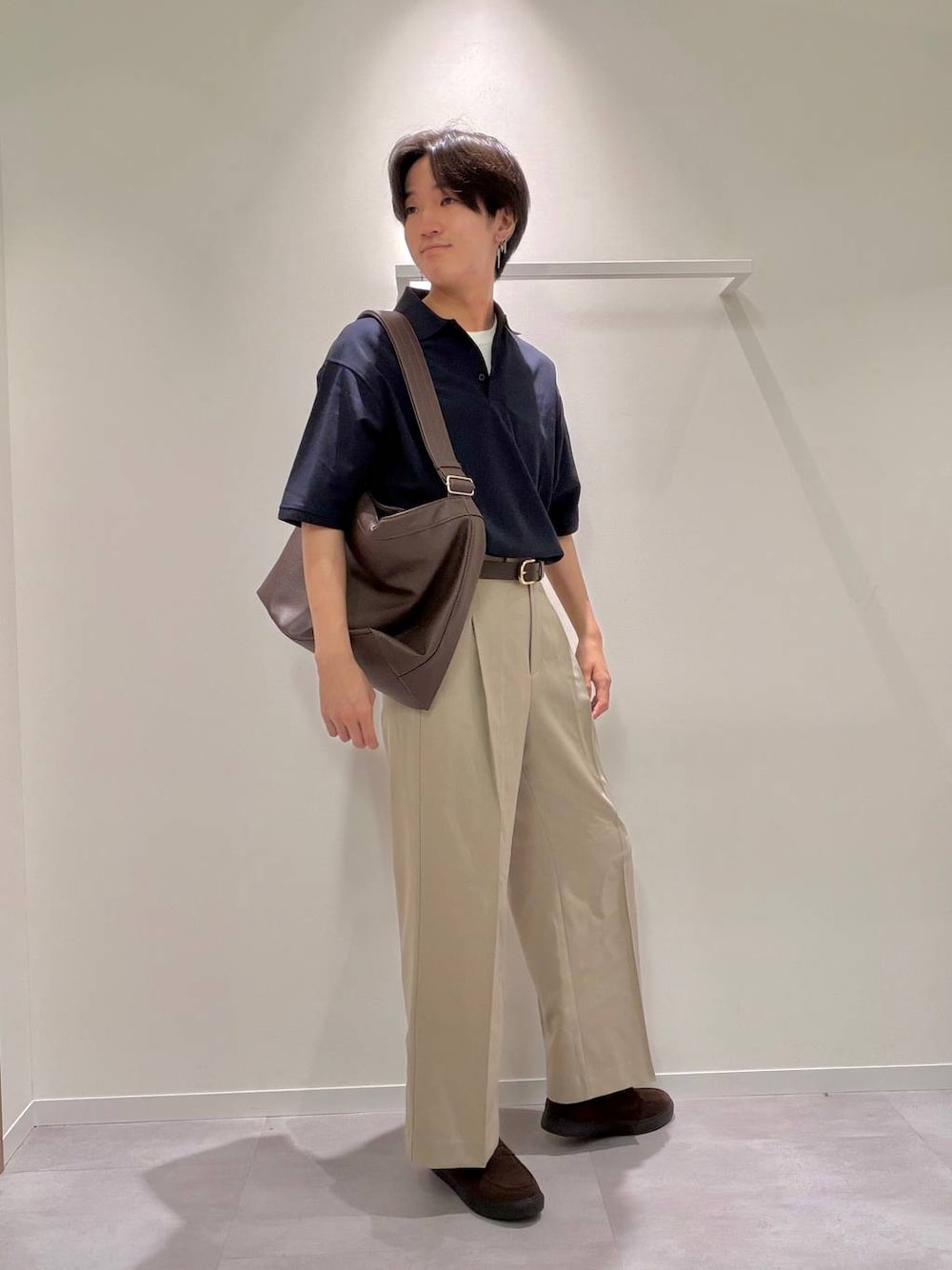 ブルー系のポロシャツ、ブラウン系のその他シューズ、ホワイト系のTシャツ/カットソーを着用したメンズの夏コーディネートの1枚目の写真