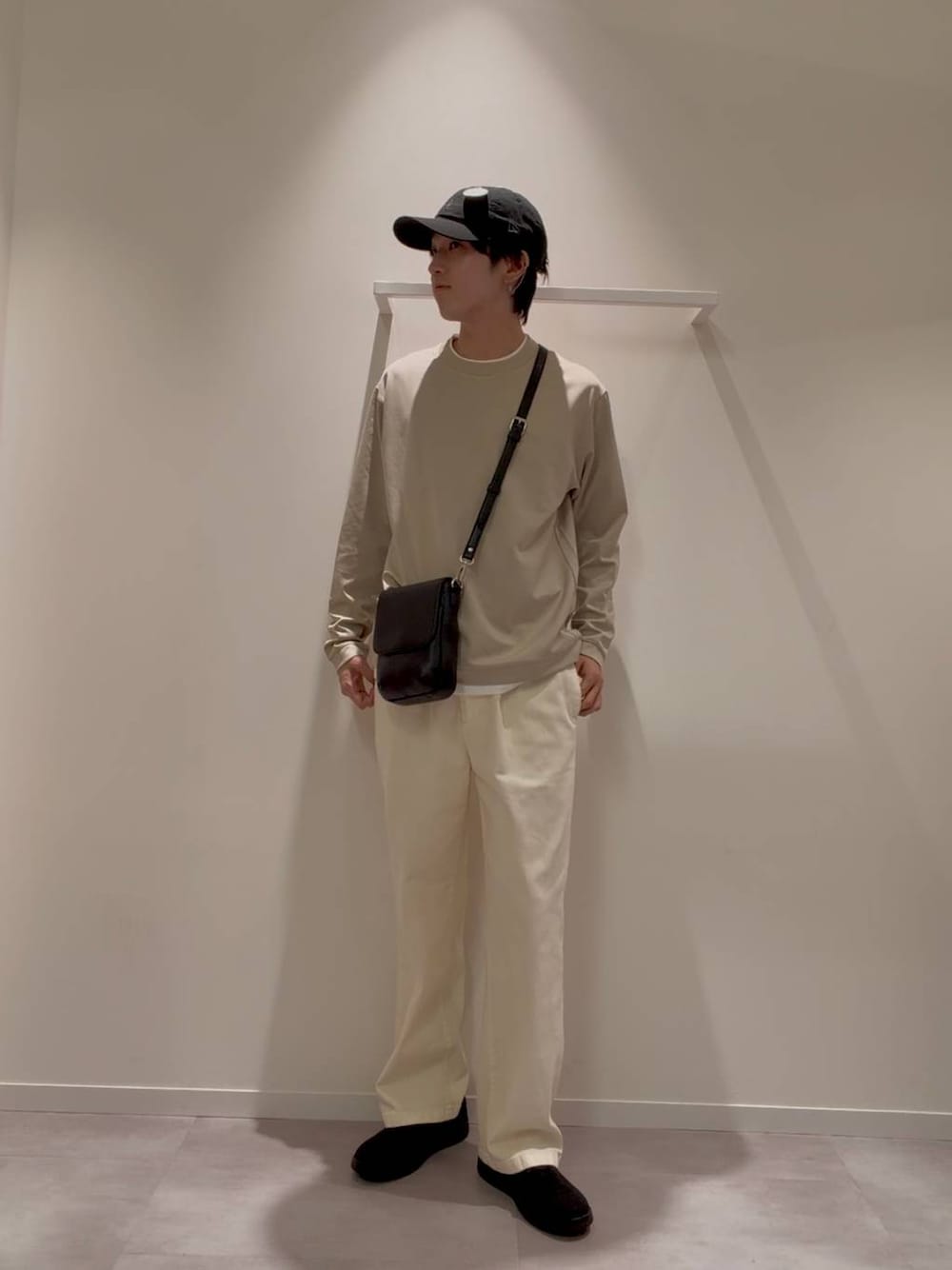 グレー系のスウェット、ブラウン系のその他シューズ、ホワイト系のその他パンツを着用したメンズの秋コーディネートの1枚目の写真
