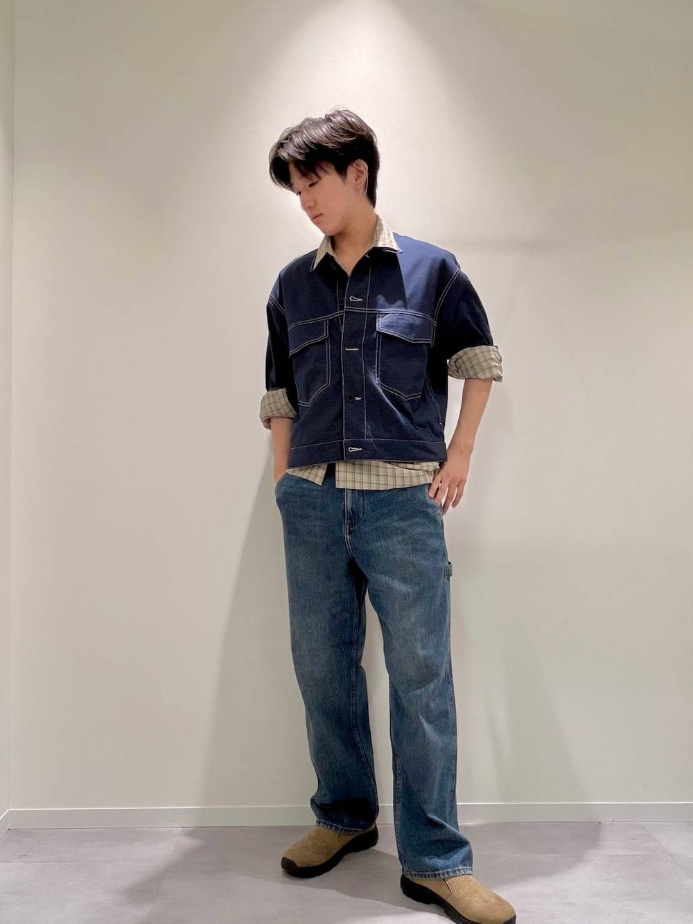 ベージュ系のシャツ/ブラウス、ベージュ系のスリッポン、ブルー系のデニムパンツを着用したメンズの夏コーディネートの1枚目の写真