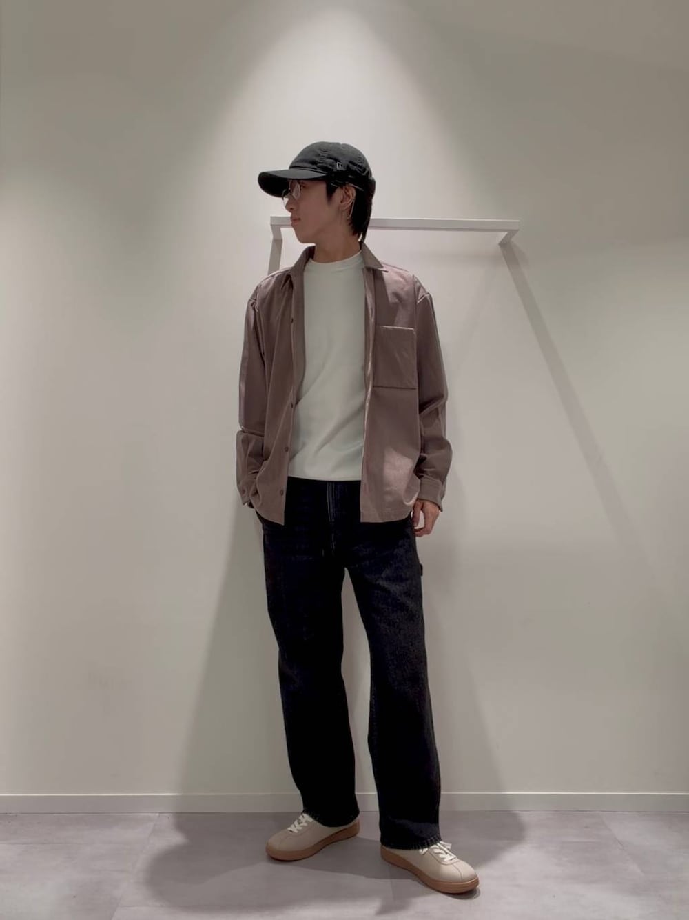 ベージュ系のスニーカー、その他のデニムパンツ、ブラウン系のシャツ/ブラウスを着用したメンズの秋コーディネートの1枚目の写真
