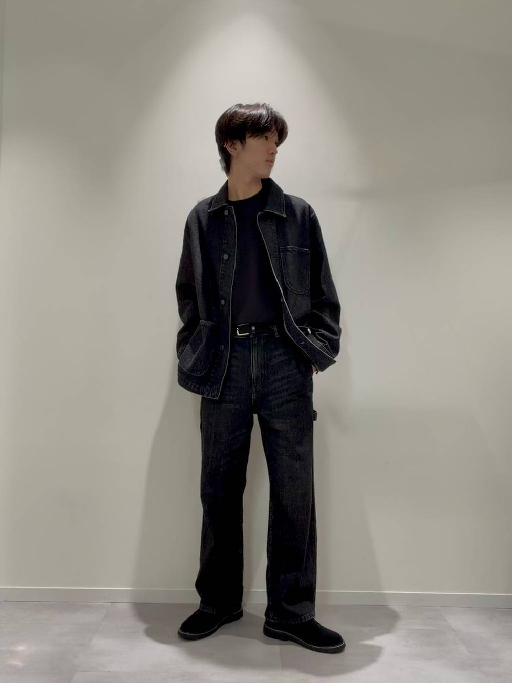 その他のその他シューズ、その他のデニムパンツ、ブラック系のスウェットを着用したメンズの秋コーディネートの1枚目の写真