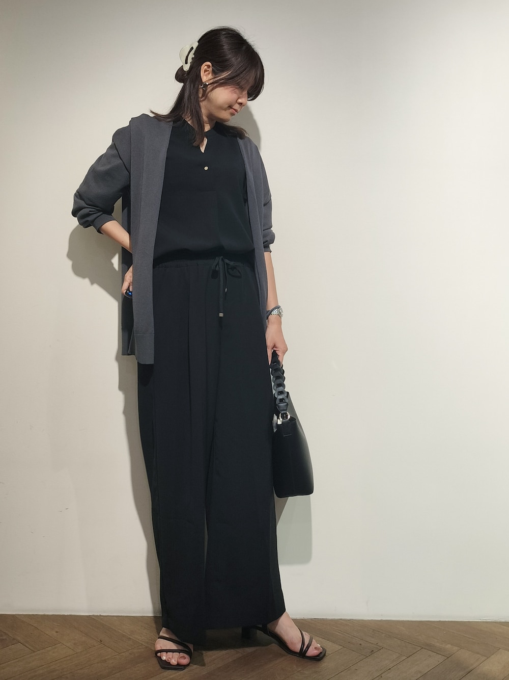 ブラック系のシャツ/ブラウス、ブラック系のその他パンツ、ブラック系のショルダーバッグを着用したレディースの夏コーディネートの1枚目の写真