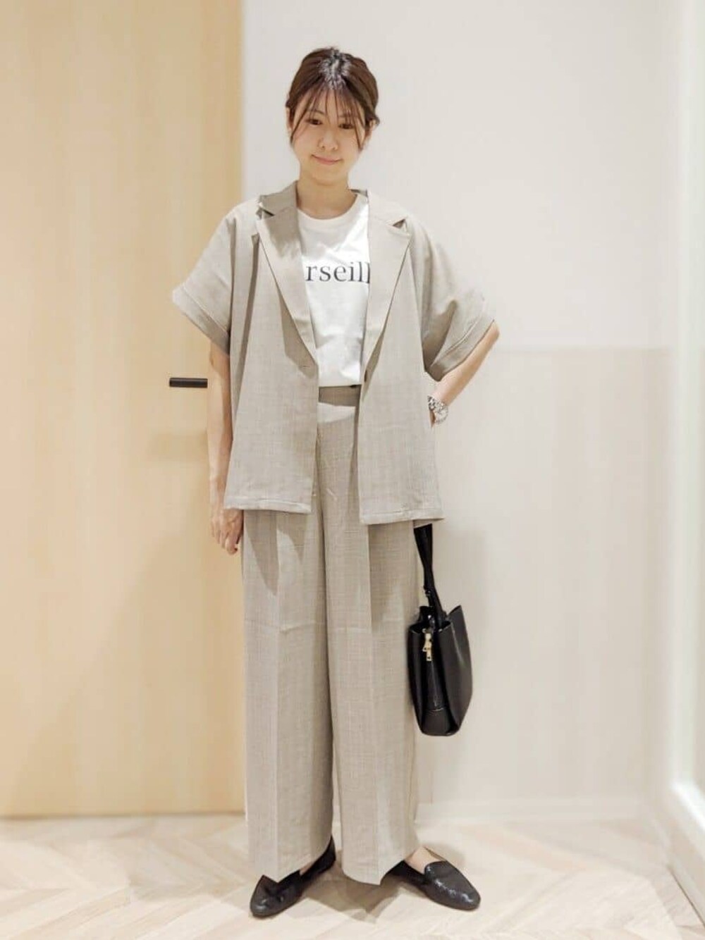 ホワイト系のTシャツ/カットソー、ブラウン系のテーラードジャケット、ブラウン系のその他パンツを着用したレディースの春コーディネートの1枚目の写真
