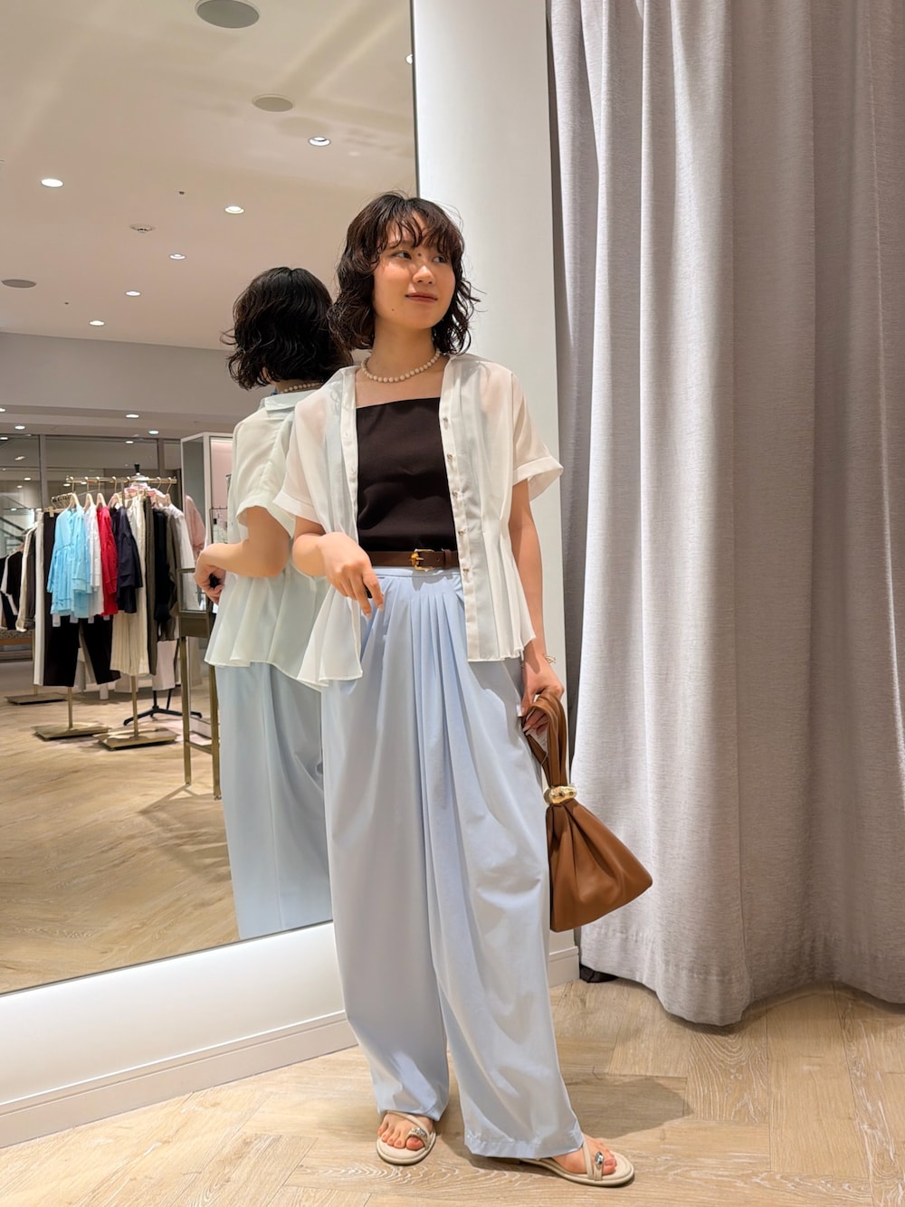 パンツを使った「サックスブルー×ホワイト」のレディース人気