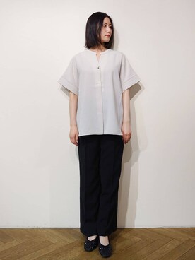 「OPAQUE.CLIP（オペークドットクリップ）の《5色展開／SS-LLサイズ》スキッパー金ボタンブラウス／セットアップ対応【防シワ／ストレッチ／洗濯機洗い可】（シャツ/ブラウス、グレー系）」を使った、Uさん（レディース・155cm）の夏コーディネート