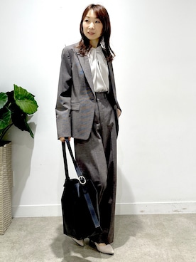 「UNTITLED（アンタイトル）の【スーツインナー】サテンデザインブラウス（シャツ/ブラウス、グレー系）」を使った、Miwaさん（レディース・155cm）の秋コーディネート
