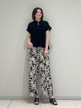 「INDIVI（インディヴィ）の【撥水／UVケア／SETUP可能】軽量タックスキッパーブラウス（シャツ/ブラウス、ブラック系）」を使った、T.Kさん（レディース・171cm）の夏コーディネート