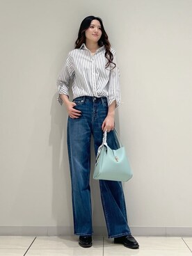 「INDIVI（インディヴィ）の【2WAY／洗える】ラメストライプ コットン混シャツ（シャツ/ブラウス、ブルー系）」を使った、T.Kさん（レディース・171cm）の春コーディネート
