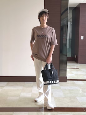 「adabat（アダバット）の【ADABAT NAVY】接触冷感/抗菌防臭/消臭 アイスクリアコットン半袖ロゴT（Tシャツ/カットソー、ブラウン系）」を使った、サンタクさん（レディース・164cm）の夏コーディネート
