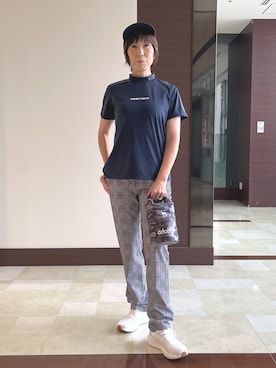 「adabat（アダバット）の【ADABAT NAVY】撥水 クールチェックプリントテーパードパンツ（その他パンツ、グレー系）」を使った、サンタクさん（レディース・164cm）の夏コーディネート