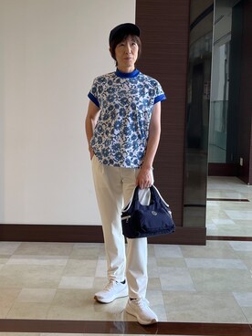 「adabat（アダバット）のUVサンフラワープリントモックT（Tシャツ/カットソー、ブルー系）」を使った、サンタクさん（レディース・164cm）の春コーディネート