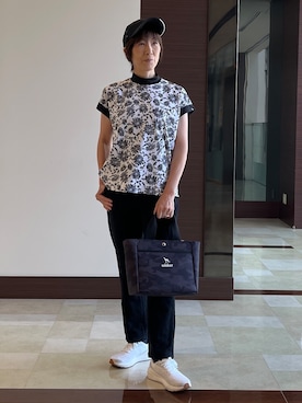 「adabat（アダバット）のUVサンフラワープリントモックT（Tシャツ/カットソー、ブラック系）」を使った、サンタクさん（レディース・164cm）の春コーディネート