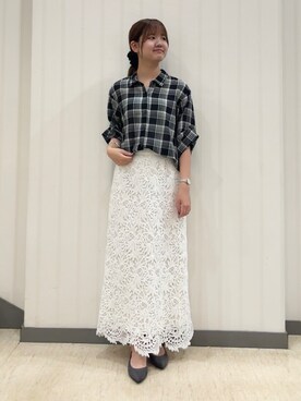 「INDIVI（インディヴィ）の【透け感／2WAY】袖アレンジ チェックシャツ（シャツ/ブラウス、グレー系）」を使った、ちひさん（レディース・162cm）の夏コーディネート