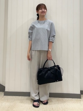 「INDIVI（インディヴィ）の【褒められパンツ／洗える】ウエストゴムワイドタックパンツ（その他パンツ、グレー系）」を使った、ちひさん（レディース・162cm）の夏コーディネート