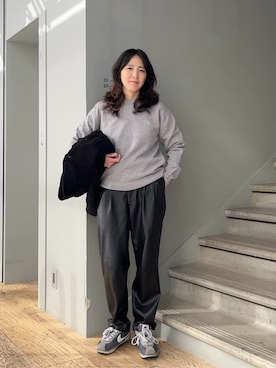 「TAKEO KIKUCHI（タケオキクチ）の【Air Palette Knit】ワンポイント カラーニット プルオーバー（ニット/セーター、グレー系）」を使った、jinnoさん（レディース）の秋コーディネート