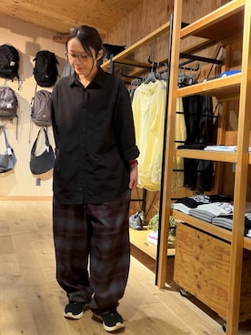 「EKAL（エカル）の『UR TECH/UVカット/撥水/接触冷感』ナイロンタッサーロングスリーブシャツ WS（シャツ/ブラウス、ブラック系）」を使った、いわさん（レディース・157cm）の秋コーディネート