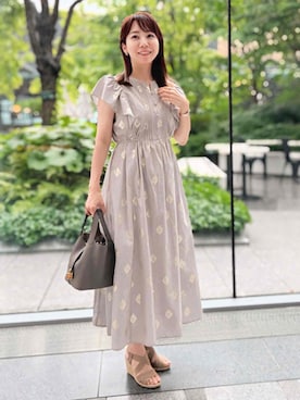 「Audie a Muses（オーディアミューズ）の箔プリントストライプワンピース（ワンピース、ブラウン系）」を使った、オーディアスタッフさん（レディース・163cm）の秋コーディネート