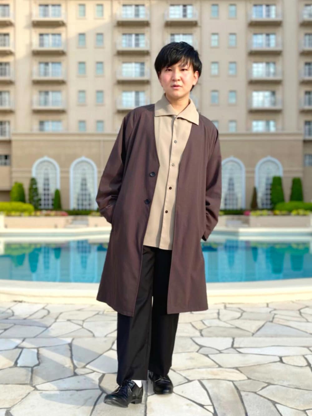 「ビッグシルエット、秋のコーデ、ロングコート、ブラウン、キレイめ、アースカラー、シャツスタイル、秋コーデ、ビッグカラー、秋トレンド2021」｜「HAREの2WAYレイヤードコート(HARE)（チェスターコート、ブラウン系）」を使った、ゆうやさん（メンズ・167cm）の秋コーディネートの1枚目の写真