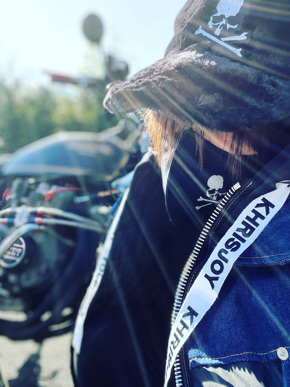 「khrisjoy、クリスジョイ、ダウンジャケット、スニーカー、ダウンコーデ、ファーキャップ、mastermind world、mastermind JAPAN、マスターマインドワールド、マスターマインドジャパン、デニムダウン、パファージャケット、ドローストリング、冬コーデ、マスクコーデ」｜「MASTERMIND WORLDのアイテム（キャップ、ブラック系）」を使った、まぁ坊さん（メンズ・178cm）の秋コーディネートの1枚目の写真