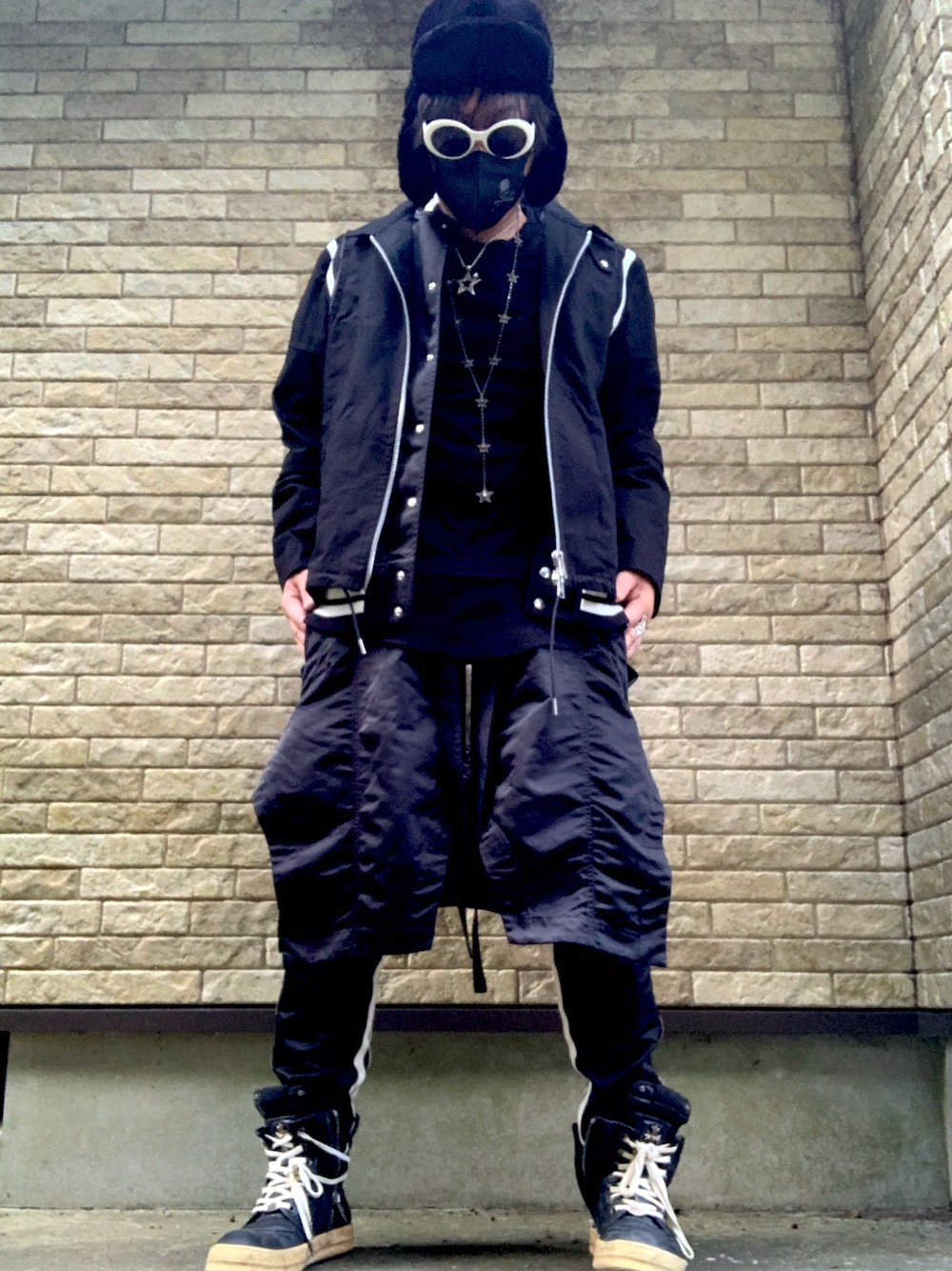 「mastermind JAPAN、mastermind world、a.f artefact、Cody Sanderson、Chrome Hearts、RICK OWENS、クロムハーツ、コディサンダーソン、マスターマインドジャパン、マスターマインドワールド、マスク、マスクコーデ、エーエフアーティファクト、ゆるコーデ、リックオウエンス」｜「Sacaiのアイテム（ブルゾン、ブラック系）」を使った、まぁ坊さん（メンズ・178cm）の秋コーディネートの1枚目の写真