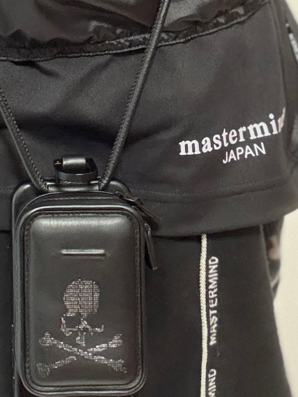 「objcts.io、mastermind world、mastermind JAPAN、mastermind x moonrakers、mastermind x objcts.io、マスターマインドジャパン、マスターマインドワールド、オブジェクツアイオー、ショルダーマイクロバッグ、moonrakers、ムーンレイカーズ、スマホショルダー、テックウェア、ムーンテック、moontech」｜「objcts.io x mastermind japanのアイテム（ショルダーバッグ、ブラック系）」を使った、まぁ坊さん（メンズ・178cm）の夏コーディネートの1枚目の写真