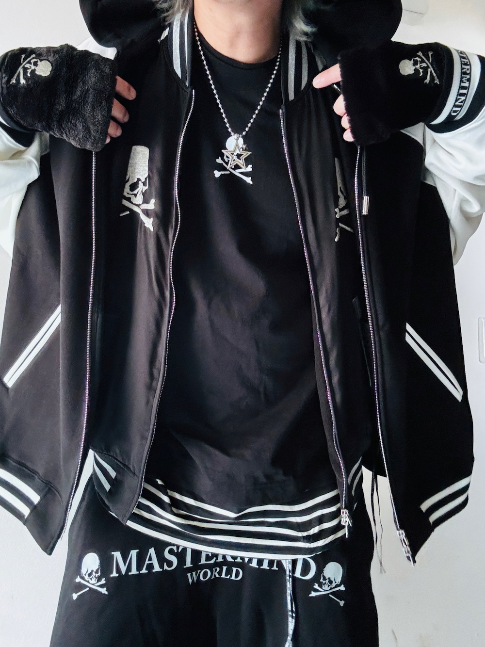 「mastermind world、mastermind JAPAN、mastermind、マスターマインドワールド、マスターマインドジャパン、スカジャン、スカジャンコーデ、オーバーサイズ、フルジップパーカー、アームウォーマー、スカジャン男子、マスターマインド界隈」｜「MASTERMIND WORLDのアイテム（Tシャツ/カットソー、ブラック系）」を使った、まぁ坊さん（メンズ・178cm）の秋コーディネートの1枚目の写真