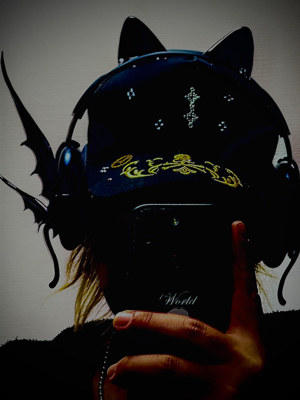 「xtende identity、mastermind world、mastermind JAPAN、マスターマインドジャパン、マスターマインドワールド、マスターマインド、マスターマインド界隈、AirPodsMax、エアーポッズ、airpods maxコーデ、キャップ、スワロフスキー、Swarovski、黒好き」｜「royal crown clubのアイテム（その他ヘアアクセサリー、ブラック系）」を使った、まぁ坊さん（メンズ・178cm）の春コーディネートの1枚目の写真
