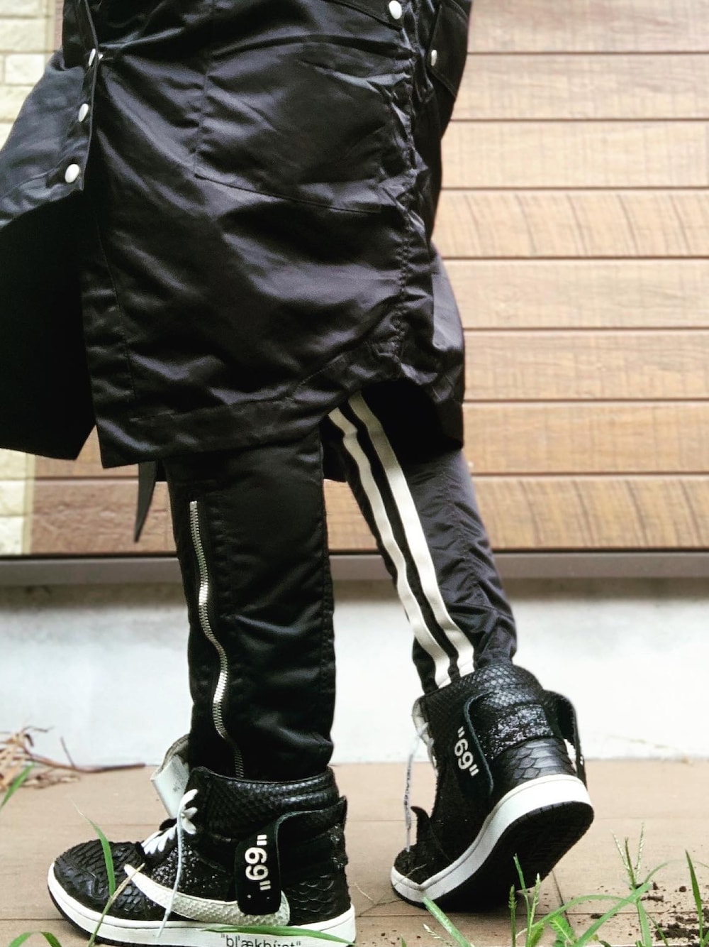 「a.f artefact、エーエフアーティファクト、THESHOESURGEON、シューサージョン、レイヤードパンツ、shoesurgeon、レイヤードスタイル、レイヤード、RICK OWENS、リックオウエンス、黒コーデ、モノトーンコーデ」｜「a.f.artefactのアイテム（パンツ、ブラック系）」を使った、まぁ坊さん（メンズ・178cm）の秋コーディネートの1枚目の写真