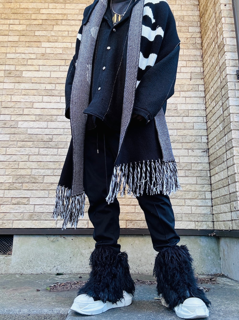 「cvtvlist、mastermind JAPAN、mastermind world、マスターマインドジャパン、マスターマインドワールド、マスターマインド、ツイード、RICK OWENS、リックオウエンス、アブストラクト、カタリスト、マフラー、フード付マフラー、ツイードシャツ、おしゃれさんと繋がりたい」｜「MASTERMIND WORLDのアイテム（その他アウター、ブラック系）」を使った、まぁ坊さん（メンズ・178cm）の冬コーディネートの1枚目の写真