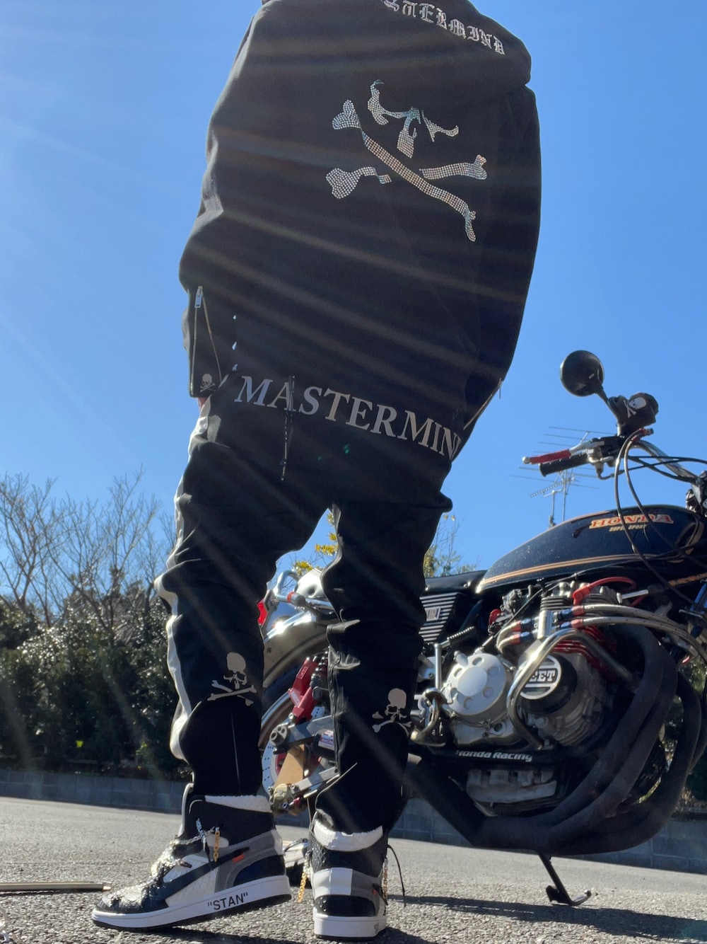「mastermind JAPAN、mastermind world、マスターマインドジャパン、マスターマインドワールド、Swarovski、スワロフスキー、スワロフスキークリスタル、stan、スタン、カスタムスニーカー、customsneaker、パーカー、パーカーコーデ、ラグジュアリーストリート、おしゃれさんと繋がりたい」｜「mastermind JAPANのアイテム（パーカー、ブラック系）」を使った、まぁ坊さん（メンズ・178cm）の冬コーディネートの1枚目の写真