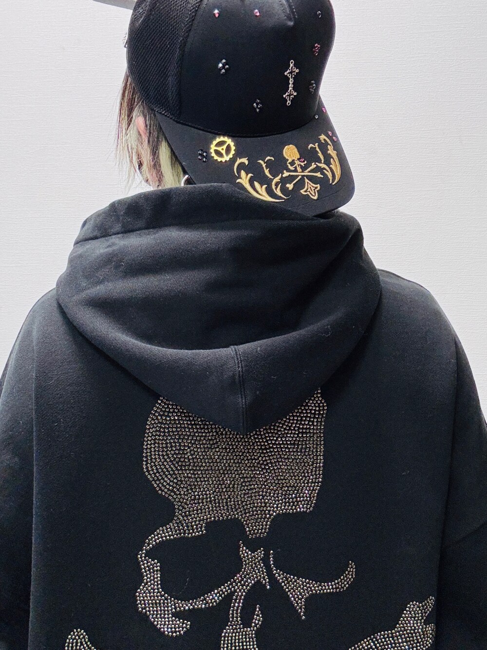 「mastermind world、mastermind JAPAN、マスターマインドワールド、マスターマインドジャパン、スワロフスキー、スワロフーディー、キャップ、キャップ後ろかぶり、カスタムキャップ、royal crown club、マスターマインド、マスターマインド界隈、春コーデ、スワロキャップ」｜「MASTERMIND WORLDのアイテム（パーカー、ブラック系）」を使った、まぁ坊さん（メンズ・178cm）の春コーディネートの1枚目の写真