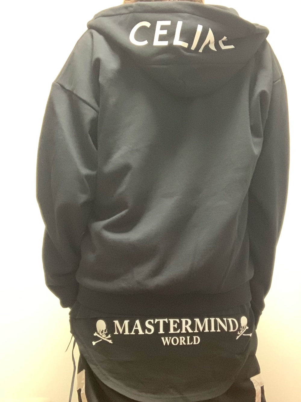 「CELINE、セリーヌ、mastermind world、マスターマインドワールド、mastermind JAPAN、マスターマインドジャパン、teen Knight poem、オーバーサイズ、モノトーンコーデ、ジップアップパーカー、ロゴパーカー、セリーヌオム、CELINEHOMME、バックスタイル、レイヤードTシャツ」｜「CELINEのアイテム（パーカー、ブラック系）」を使った、まぁ坊さん（メンズ・178cm）の夏コーディネートの1枚目の写真