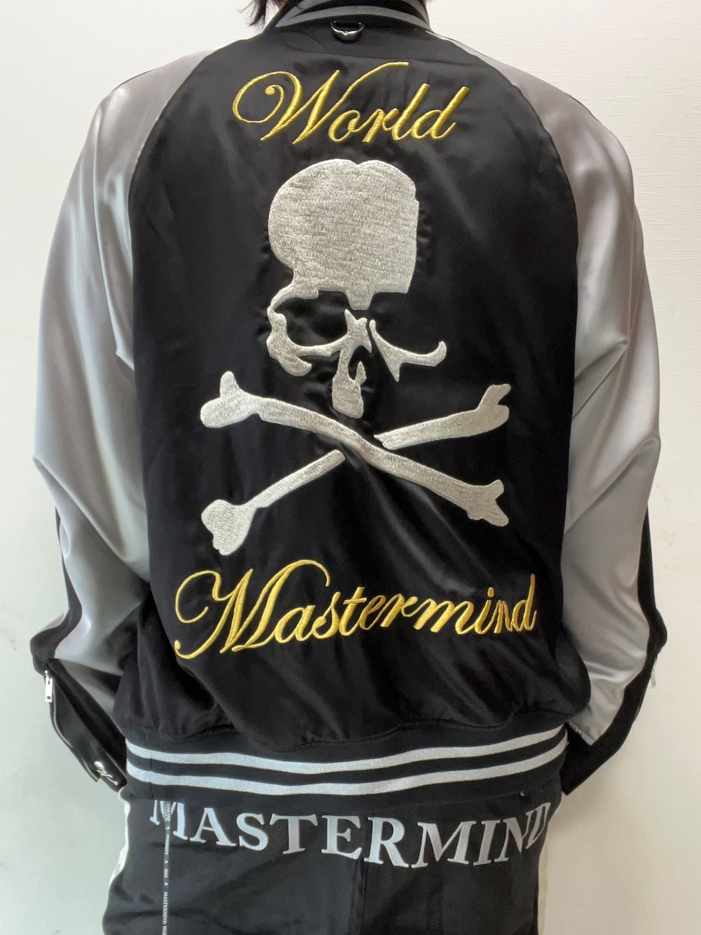 「mastermind JAPAN、mastermind world、マスターマインドジャパン、マスターマインドワールド、souvenirjacket、スカジャン、スカジャンコーデ、スーベニアジャケット、手振り刺繍、ウォッシャブルシルク、スタジャン、☠️、22ss、シルクスカジャン、お洒落さんとつながりたい」｜「MASTERMIND WORLDのアイテム（スカジャン、ブラック系）」を使った、まぁ坊さん（メンズ・178cm）の冬コーディネートの1枚目の写真