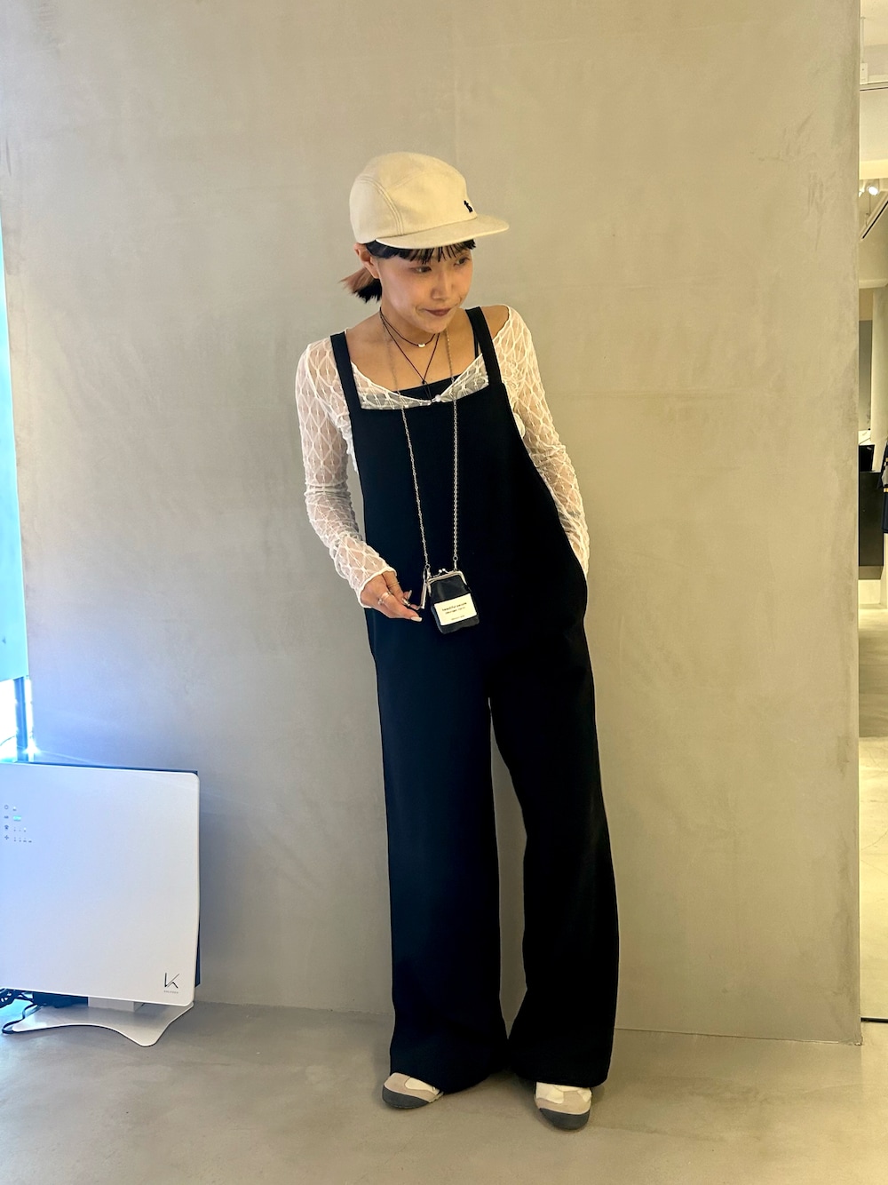 「オトナ女子、秋コーデ、モノトーン、キャップ、レザー、シアートップス、サロペット、きれいめカジュアル、スニーカー、override、OVERRIDE、arth、SHENERY、オニツカタイガー、着回しコーデ」｜「arthのarth  Leather Jetcap / アース（キャップ、ベージュ系）」を使った、akiさん（レディース・156cm）の秋コーディネートの1枚目の写真