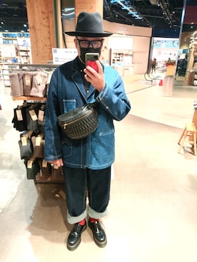 「Levi's（リーバイス）のアイテム（テーラードジャケット）」を使った、何子立さん（メンズ・178cm）の冬コーディネート