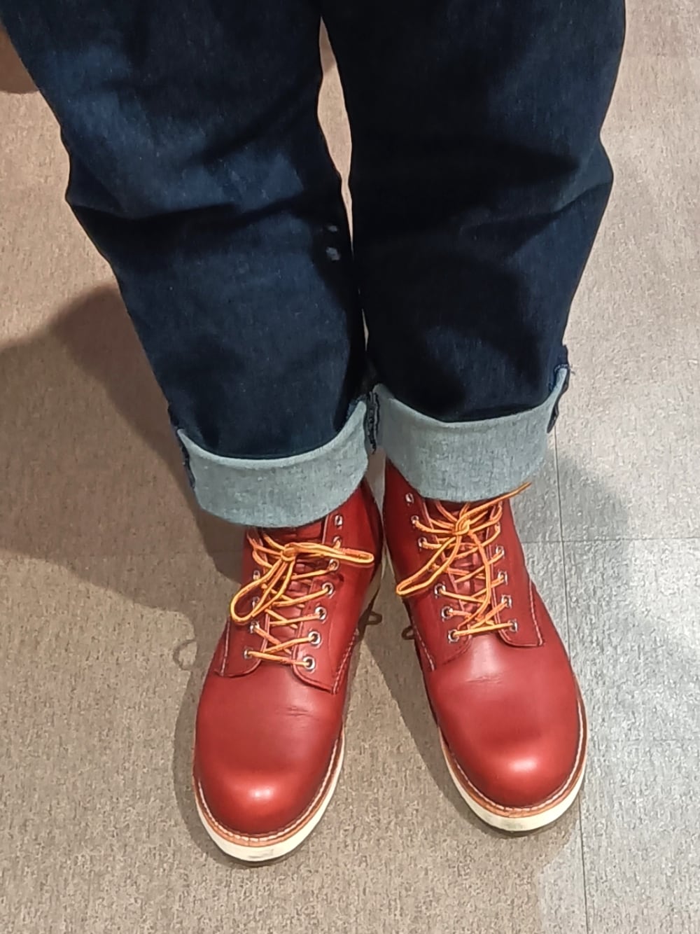 オレンジ系のブーツ、ブラック系のハットを着用したメンズの冬コーディネートの2枚目の写真