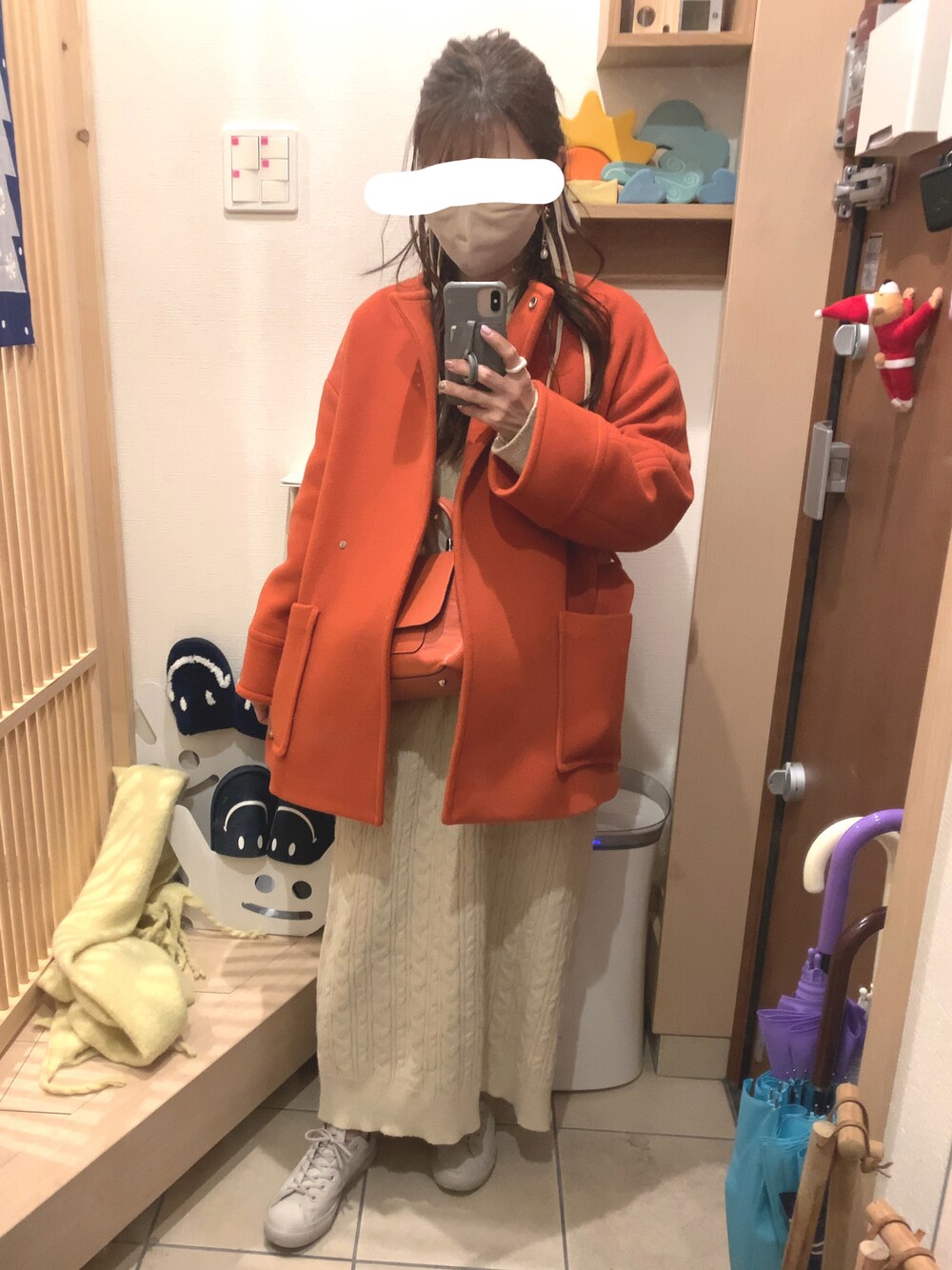 「オレンジ、ニットワンピース、コンバース オールスター、スニーカー、ワンピース×スニーカー、ワンピース、マフラー、ケーブルニット、オトナカジュアル、冬」｜「PUBLIC TOKYOの【S120ウール】MANTECO ショートコート（その他アウター、オレンジ系）」を使った、こたつんさん（レディース・158cm）の冬コーディネートの1枚目の写真