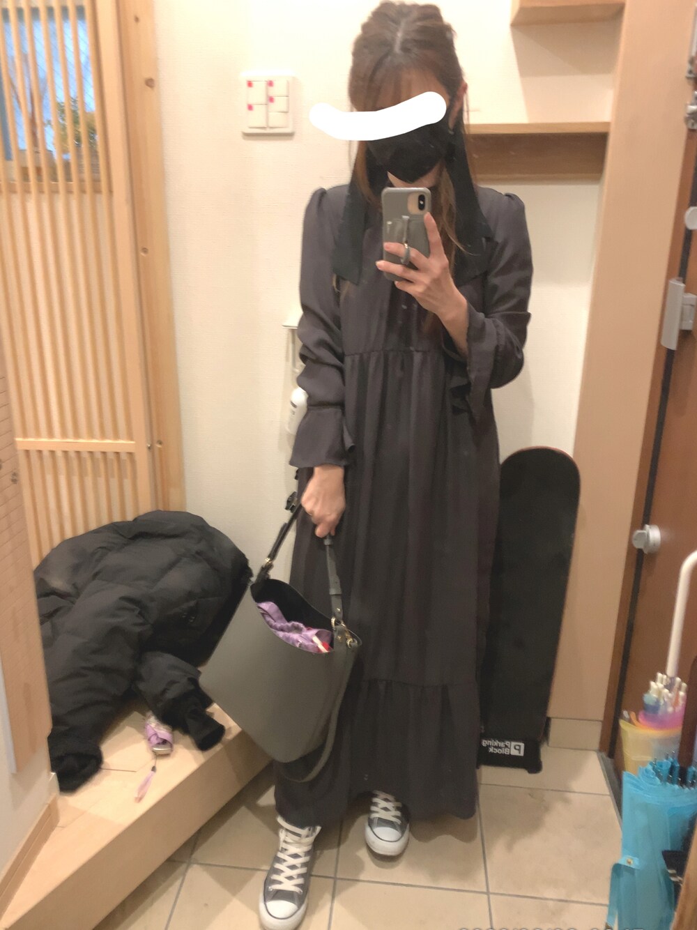 「ワンピース、ワンピース×スニーカー、コンバース、コンバース ハイカット、コンバース オールスター、ティアードワンピース、グレー、ワントーンコーデ、ロングワンピース、ダウンジャケット、スニーカーコーデ、シンプルコーデ」｜「CONVERSEのCONVERSE コンバース オール スター ハイ / ALL STAR HI (CHARC) 32066761（スニーカー、グレー系）」を使った、こたつんさん（レディース・158cm）の春コーディネートの1枚目の写真