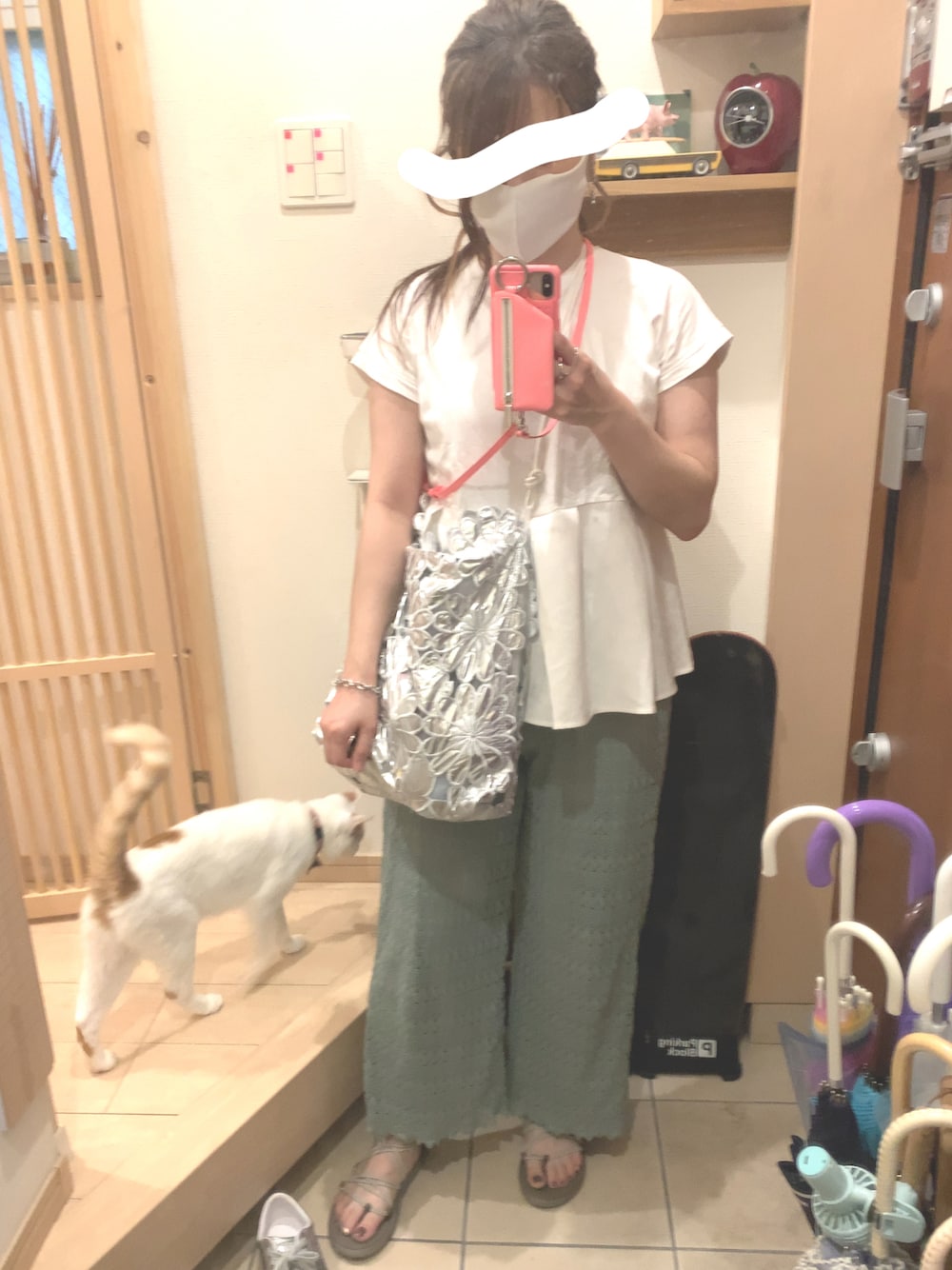 「プチプラ、プチプラコーデ、ぺプラムトップス、パンツスタイル、トングサンダル、白Tシャツ、シルバーバッグ」｜「coca（coca）の異素材切り替えフレンチスリーブフレアトップス（Tシャツ/カットソー、ホワイト系）」を使った、こたつんさん（レディース・158cm）の夏コーディネートの1枚目の写真