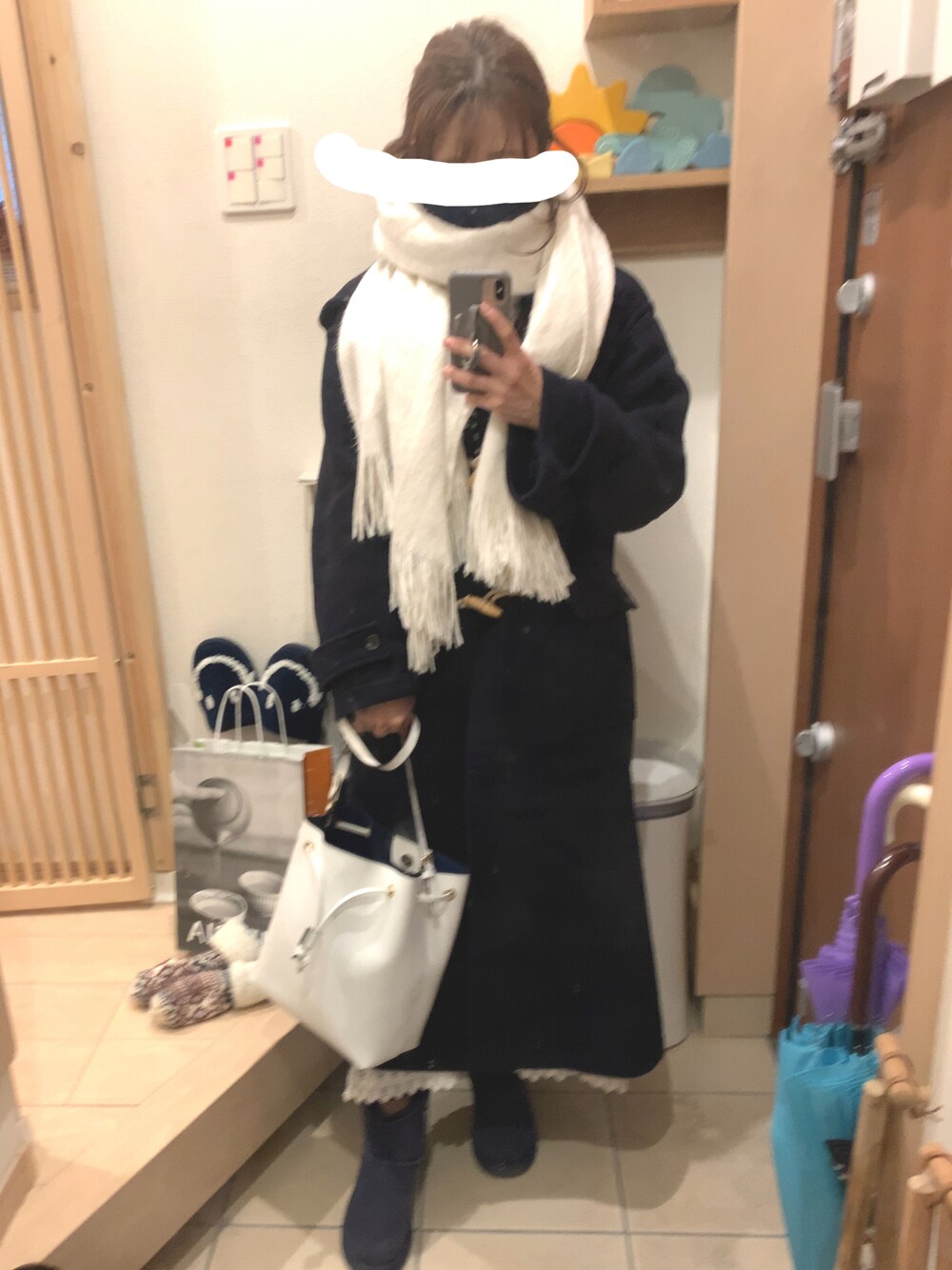 「ダッフルコート、ネイビー×ホワイト、ホワイト×ネイビー、マフラー、ムートンブーツ、ラインニット、カーディガン、ネイビー、ワンピース、白ワンピース、コットンワンピース、ミトン」｜「UGGのUGG australia   ショートブーツ（ブーツ、ブルー系）」を使った、こたつんさん（レディース・158cm）の冬コーディネートの1枚目の写真