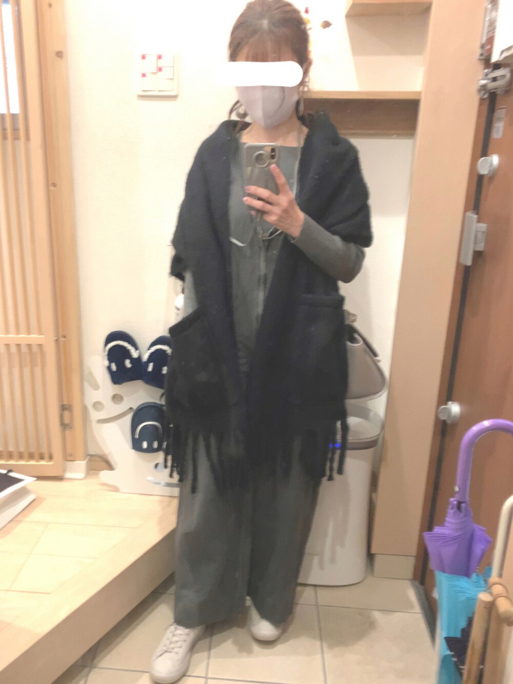 「スニーカー、カジュアル、ストール、グレー、ベージュ、サロペット、オールインワン、ポケット、リブニット、コンバース オールスター、グレージュ、ラクチンコーデ」｜「CONVERSEの【CONVERSE】 AS LIGHT WR SL OX（スニーカー、ベージュ系）」を使った、こたつんさん（レディース・158cm）の秋コーディネートの1枚目の写真