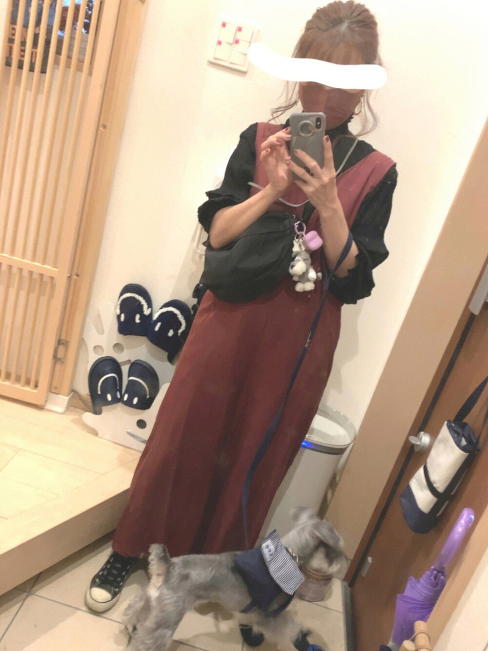 「カジュアル、サロペット、オールインワン、ハイネック、お散歩♪、スニーカーコーデ、コンバース オールスター、お散歩コーデ、カジュアルコーデ、ウエストポーチ、ラクチンコーデ、コンバース ハイカット、わんこ」｜「KBFのKBF 2wayオールインワン（つなぎ/オールインワン、レッド系）」を使った、こたつんさん（レディース・158cm）の秋コーディネートの1枚目の写真