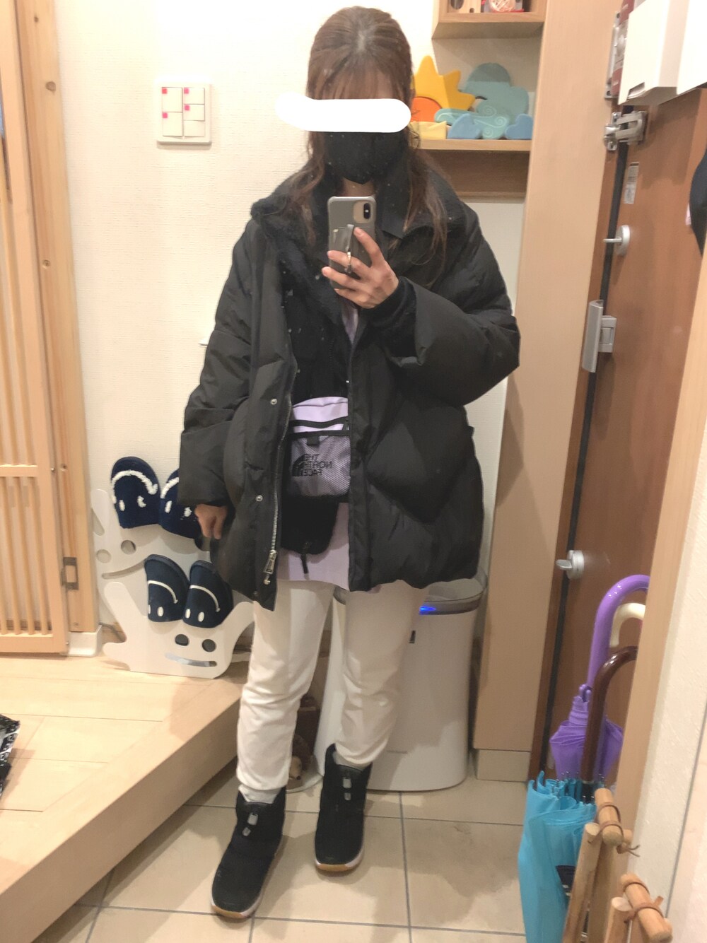 「ノースフェイス、スノーブーツ、大人カジュアル、スエットパンツ、パンツスタイル、ビッグシルエット、ダウンジャケット、モノトーン、ボアジャケット、スウェット、カジュアル、カジュアルコーデ、雪の日」｜「THE NORTH FACEのTHE NORTH FACE (ザ ノースフェイス)  Antarctica Versa Loft Jacket /アンタークティカバーサロフトジャケット /NA61930（ブルゾン、ブラック系）」を使った、こたつんさん（レディース・158cm）の冬コーディネートの1枚目の写真