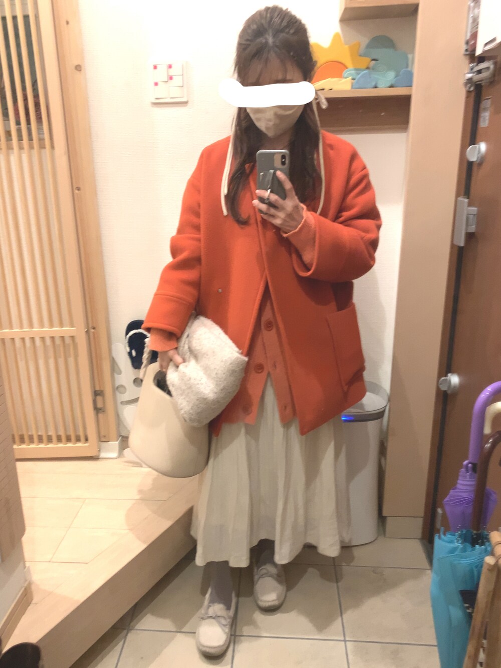 「セットアップ、ニットアップ、カーディガン、オレンジ、オレンジニット、オレンジコーデ、ミドル丈、ベージュ、モカシン、モカシンシューズ、マフラー」｜「PUBLIC TOKYOの【S120ウール】MANTECO ショートコート（その他アウター、オレンジ系）」を使った、こたつんさん（レディース・158cm）の冬コーディネートの1枚目の写真
