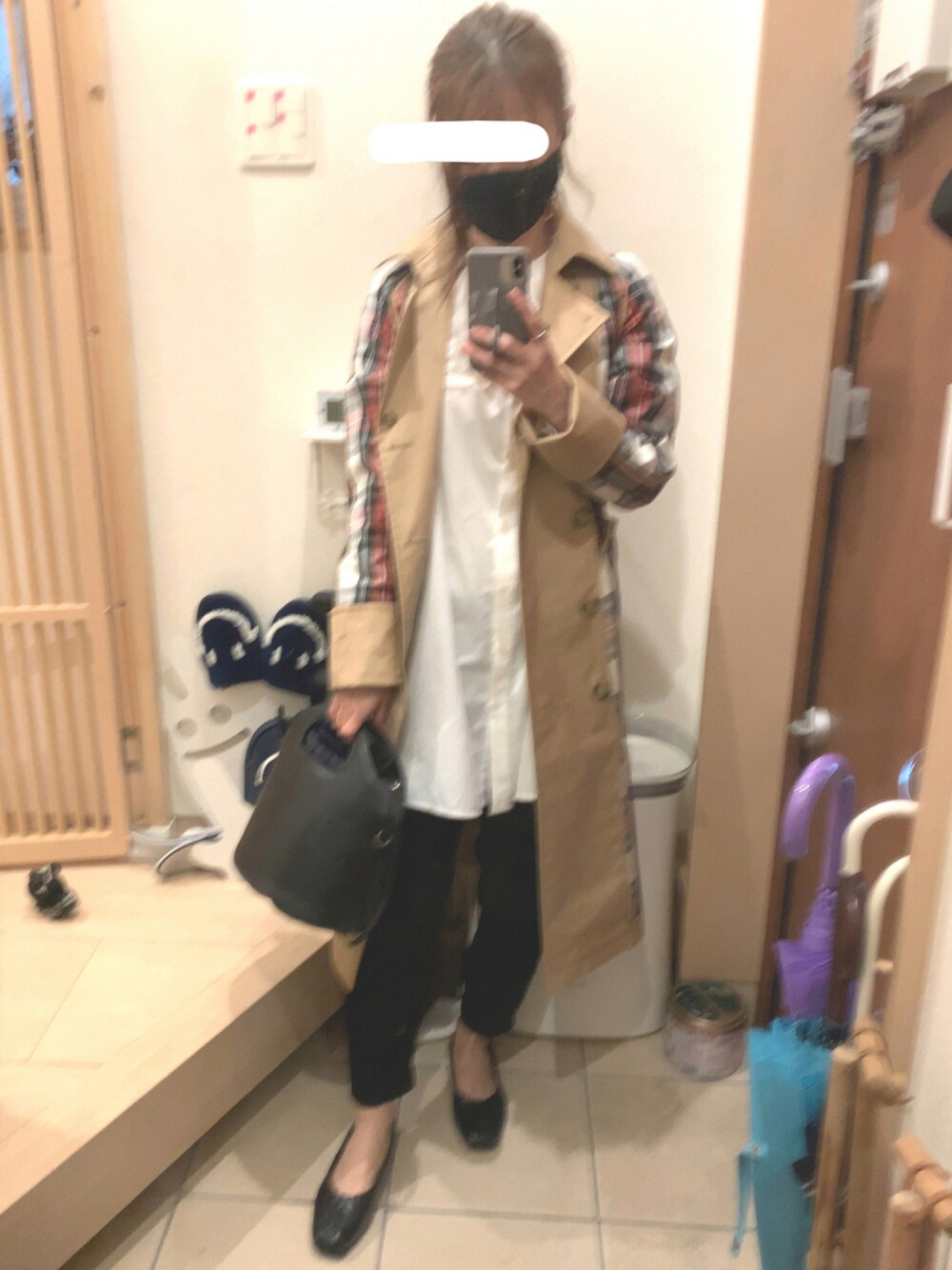 「チェック、テーパードパンツ、パンプス、トレンチコート、白シャツ、大人カジュアル、パンツスタイル、ジョガーパンツ、ビッグカラー、スクエアトゥ、だから秋服が好き」｜「SMIRNASLI GEM,の UR SMIR NASLI Gem.　LaundryBasketBag（ショルダーバッグ、ブラック系）」を使った、こたつんさん（レディース・158cm）の秋コーディネートの1枚目の写真
