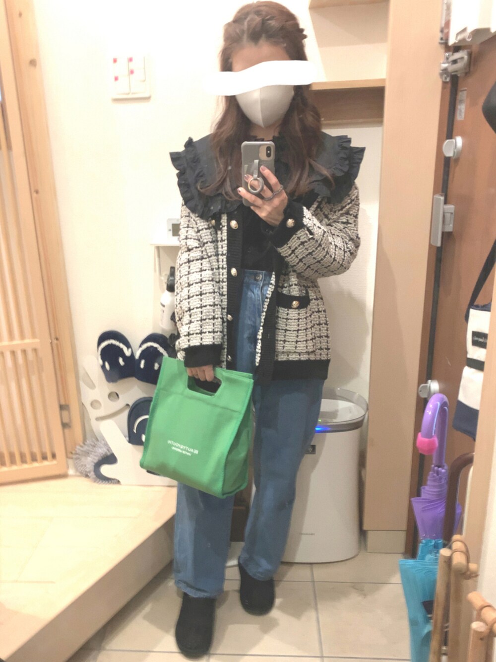 「カーディガン、デニム、ブラック、ツイード、ムートン、ムートンブーツ、大人カジュアル、デニムパンツ、きれいめカジュアル、カジュアルガーリー、大人ガーリー、ガーリーカジュアル、ビッグカラー、さしいろ緑」｜「LBCのハイウエストゆるワイドパンツ（デニムパンツ、ブルー系）」を使った、こたつんさん（レディース・158cm）の秋コーディネートの1枚目の写真